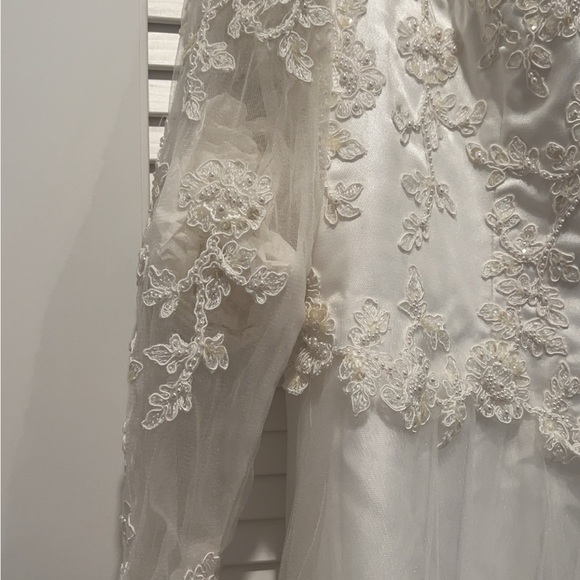 Bridal Originals Wedding Gown Size 20 w/Veil and Undergarments. Never worn. - Picture 7 of 14